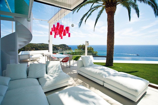 Дизайнерская вилла с видом на море в Испании