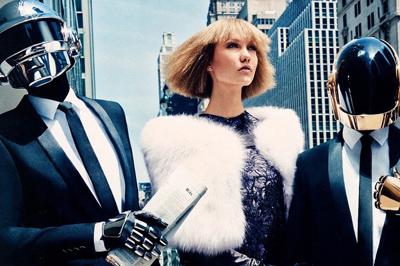 Карли Клосс и Daft Punk в футуристической фотосессии для Vogue USA