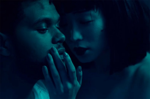 The Weeknd ищет взаимности в новом клипе «Belong To The World»