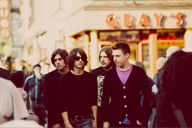 Arctic Monkeys представили новую песню Stop The World I Wanna Get Off With You