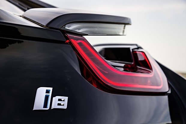 Премьера от BMW — гибридный суперкар i8