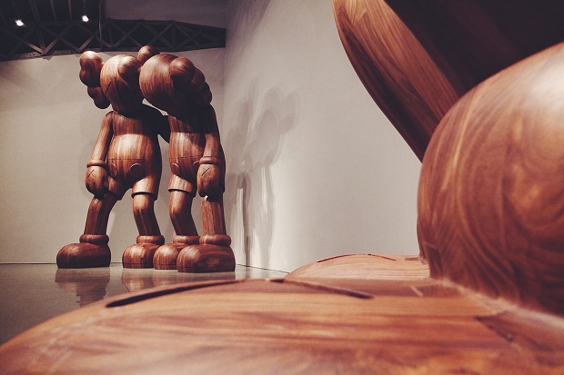 Инсталляции KAWS “At This Time” и “Along The Way” в галерее Mary Boone