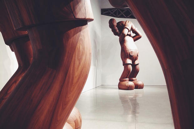 Инсталляции KAWS “At This Time” и “Along The Way” в галерее Mary Boone