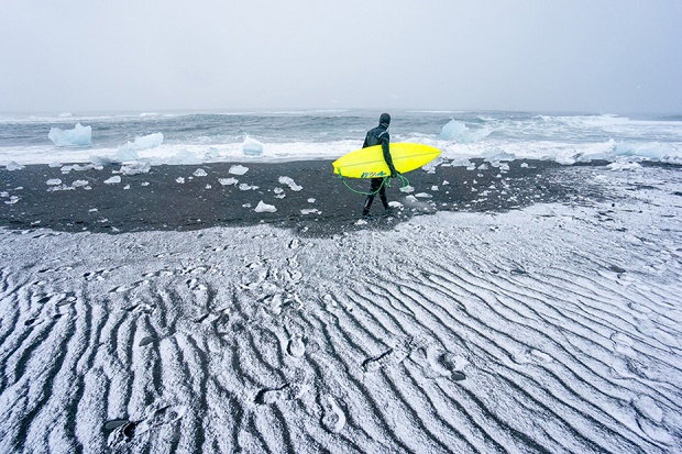Фотограф Крис Буркард снимает серфинг в Исландии