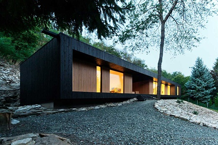 Частный дом Hideg из черного и светлого дерева от студии Béres