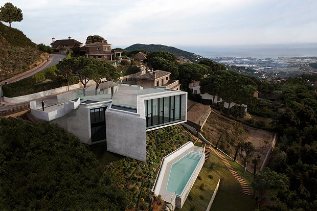 X House – иксобразный дом в Испании от Cadaval & Sola-Morales