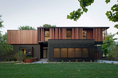 Современный дом из коричневого дерева от Hufft Projects