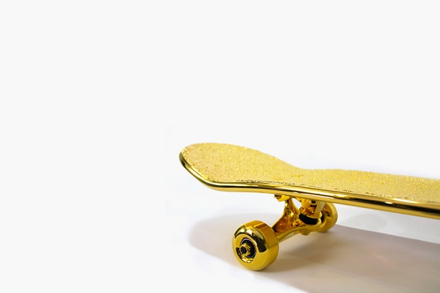 SHUT представила золотой скейтборд
