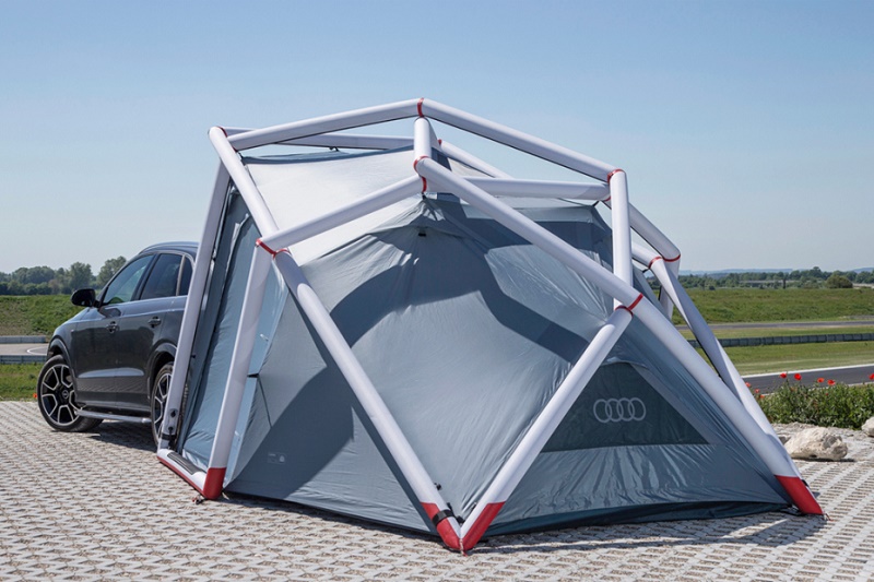 Кроссовер Audi Q3 превратился в палатку