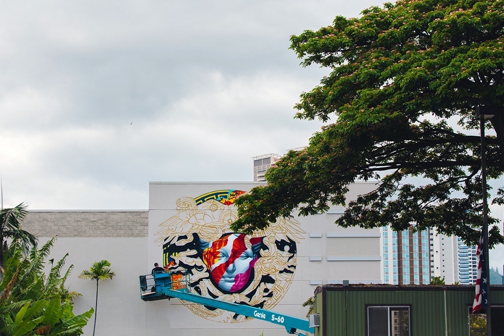 Новая работа POW! WOW! Hawaii x Versace Mural от Тристана Итона
