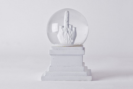 “L.O.V.E.” – снежный шар, сделанный Маурицио Каттеланом