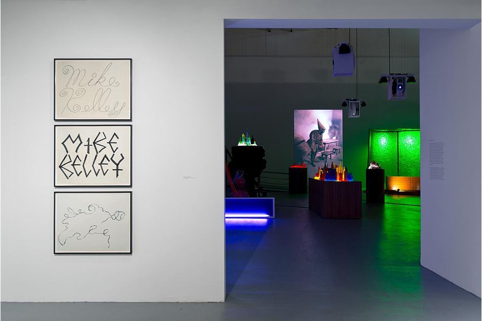 В Geffen Contemporary стартовала выставка посвящённая творчеству Майка Келли