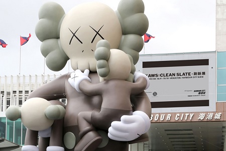 Выставка KAWS “CLEAN SLATE” в Гонконге