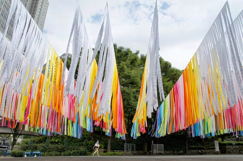 Красочная подвесная инсталляция из ярких лент от  Эммануэль Муро