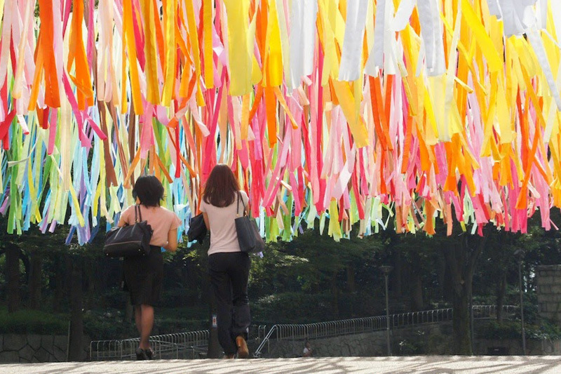 Красочная подвесная инсталляция из ярких лент от  Эммануэль Муро
