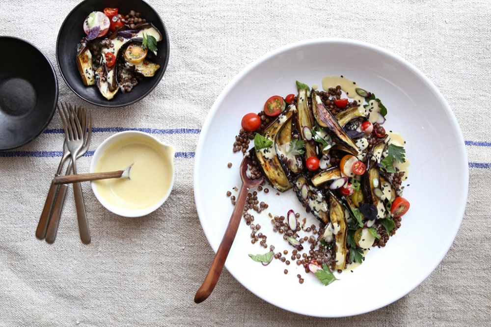 Рецепт дня: салат с жареными баклажанами, чечевицей и острым соусом Мисо Дрессинг