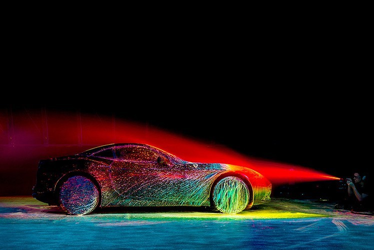 Фотограф показал динамичность Ferrari с помощью красок