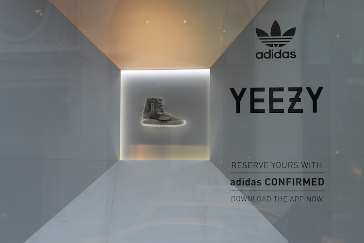 Кроссовки Yeezy 750 Boost на рекламных щитах в adidas NYC Store