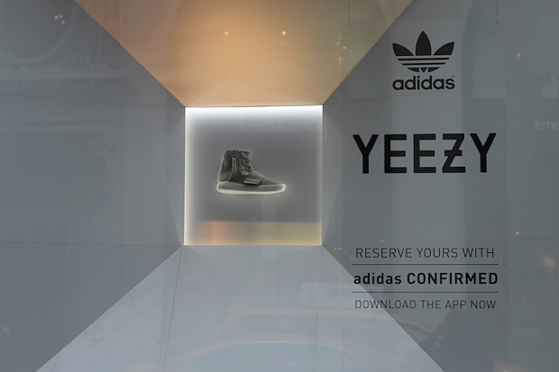 Кроссовки Yeezy 750 Boost на рекламных щитах в adidas NYC Store