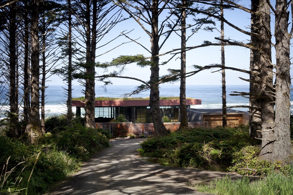 Прозрачный загородный дом на берегу от студии Boora Architects
