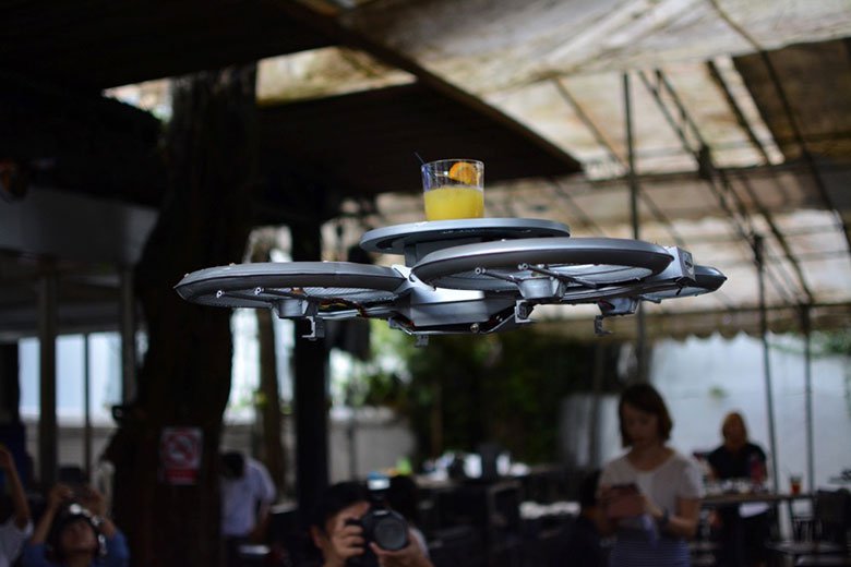 В Сингапуре начали использовать дроны в качестве официантов