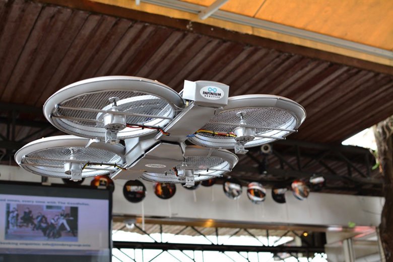 В Сингапуре начали использовать дроны в качестве официантов