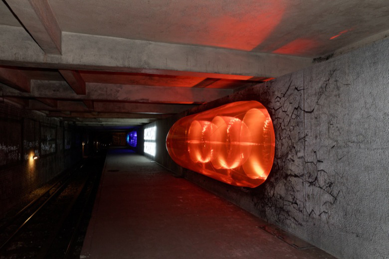 Инсталляция в парижском метро посвященная Air Max Day