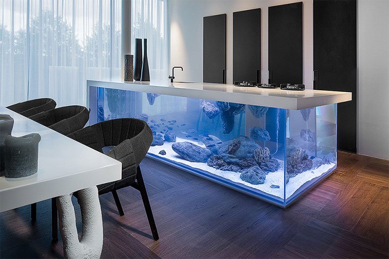 Огромный аквариум вместо обычного стола
