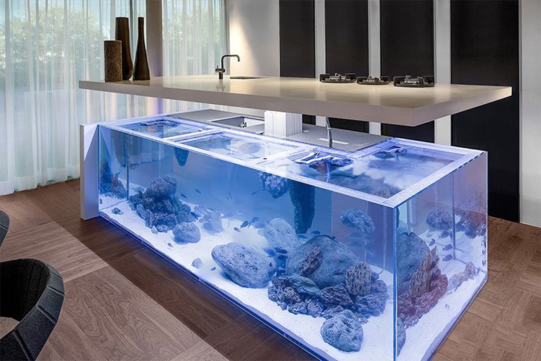 Огромный аквариум вместо обычного стола