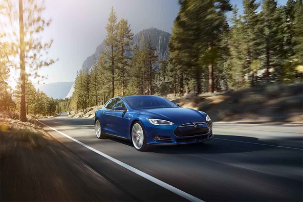 Tesla представила доступный полноприводный электрокар Model S 70D
