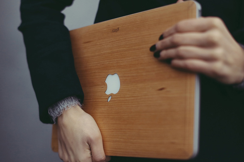 Glitty представила деревянные чехлы для Macbook