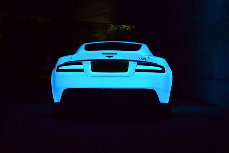 Nevana Designs украсила Aston Martin DBS светящейся краской