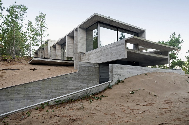 Современный дом “Wein Home” от Besonias Almeida Architects