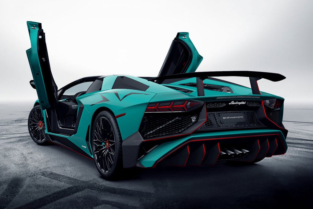 В сети появились первые изображения родстера Lamborghini Aventador