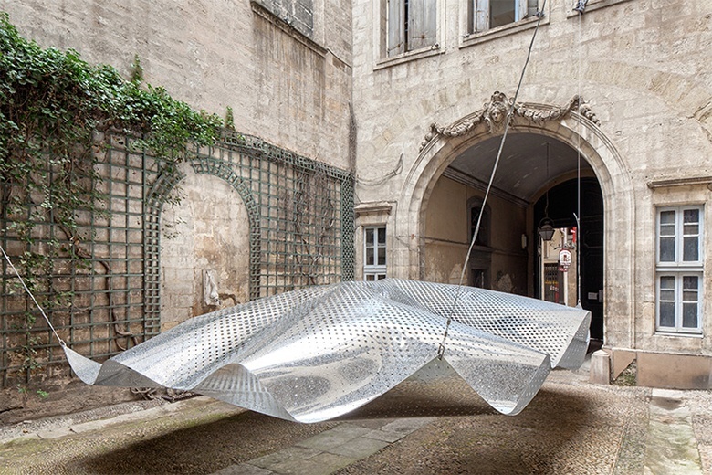 FAKT создаёт алюминиевую облачность во французском дворике