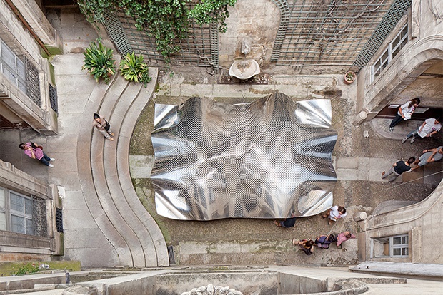 FAKT создаёт алюминиевую облачность во французском дворике