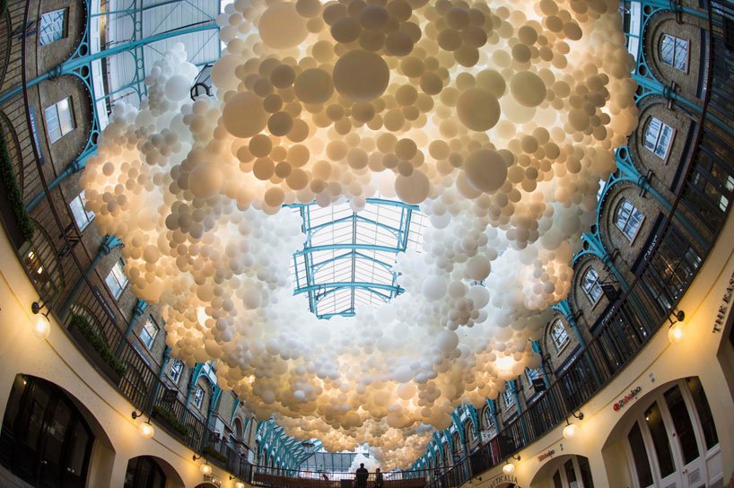 Чарльз Питиллон заполнил Лондонский Covent Garden облаком из 100 000 воздушных шаров