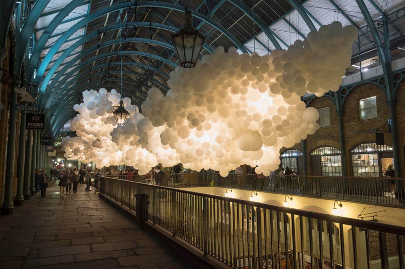 Чарльз Питиллон заполнил Лондонский Covent Garden облаком из 100 000 воздушных шаров