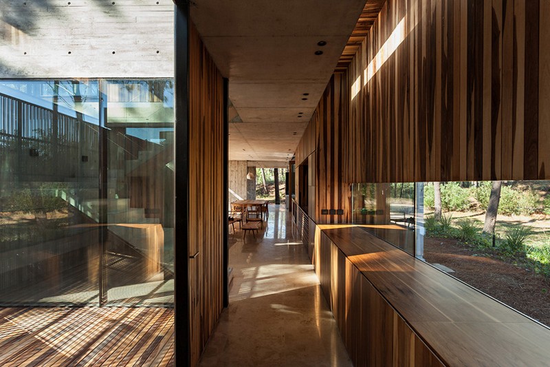 Частный дом Marino от ATV Arquitectos с запахом соснового леса