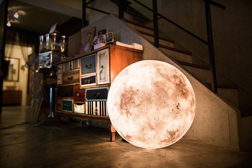 Дизайнерский светильник с лунным пейзажем