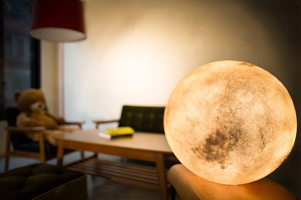 Дизайнерский светильник с лунным пейзажем