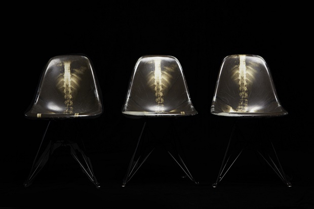 Лимитированные стулья Fiberglass от Dr. Woo и Modernica