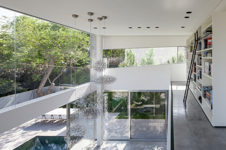 Современный стеклянный особняк в Тель-Авиве от Pitsou Kedem Architects