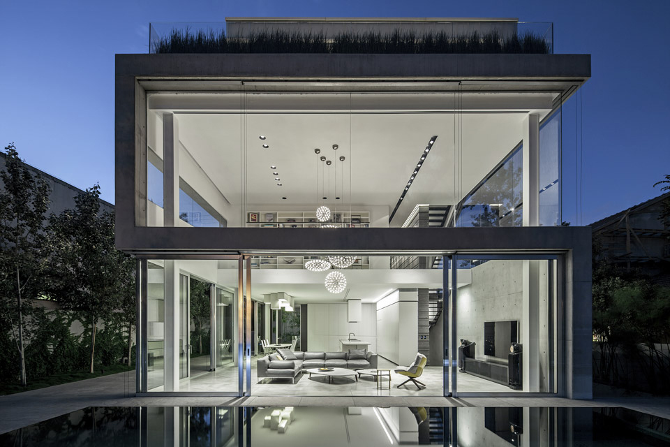 Современный стеклянный особняк в Тель-Авиве от Pitsou Kedem Architects