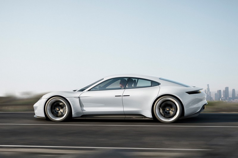 Porsche представила концепт электромобиля Mission E