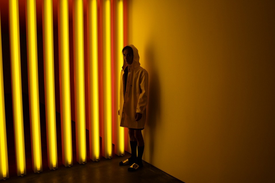 Дапер Лу отправляется в люминисцентное путешествие в галерее Дэвида Звирнера в Нью-Йорке