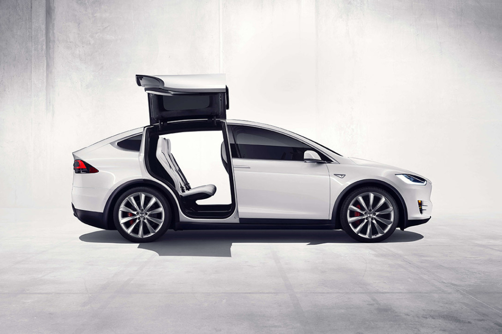 Tesla представила новый кроссовер Model X SUV