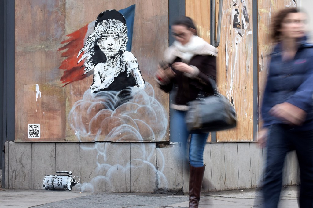 Бэнкси создал интерактивное граффити у посольства Франции в Лондоне
