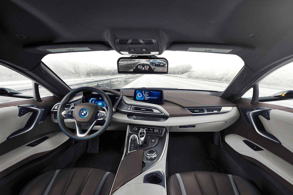 BMW анонсировали новые технологии с двумя концептами i8