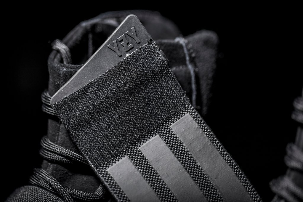 Детальные снимки кроссовок adidas Originals Triple-Black Yeezy Boost 750s
